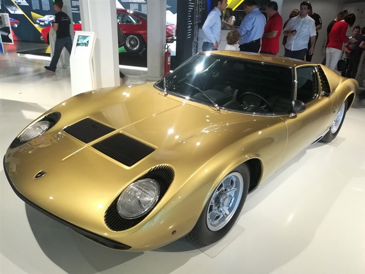 Lamborghini.. "الحظيرة الأصلية للثيران الرياضية" Lamborghini.. "الحظيرة الأصلية للثيران الرياضية"