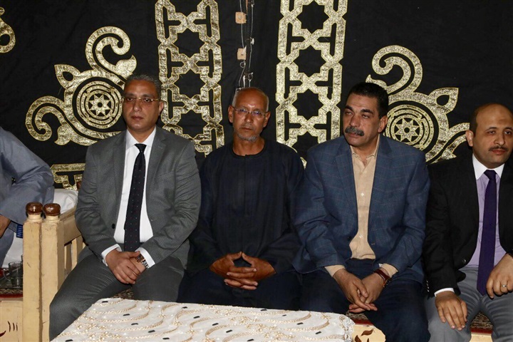 محافظ سوهاج يؤدي واجب العزاء لأسرة الشهيد "عبد الله عز الدولة" بالبلينا