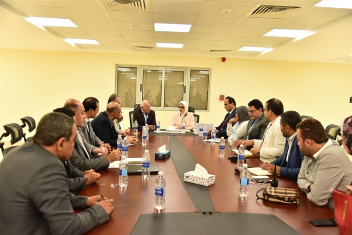 وزيرة الصحة تعقد اجتماعاً بمقر هيئات التأمين الصحي لمناقشة آخر المستجدات بالمنشآت الطبية ببورسعيد