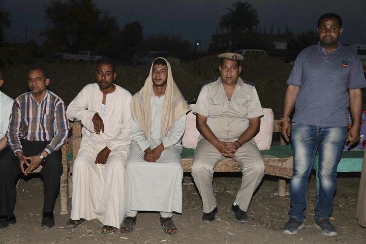 محافظ سوهاج يؤدي واجب العزاء لأسرة الشهيد "محمد أحمد السيد" بجهينة