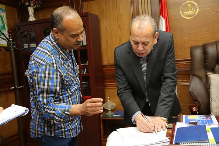 بالصور.. محافظ كفر الشيخ يصرف 60 ألف جنيه لمتضررى حريق مخبز فوه