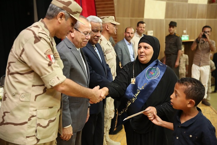 بالفيديو والصور.. محافظ كفر الشيخ ومدير جمعية المحاربين القدماء يكرمان 200 من أسر الشهداء ومصابي الحرب