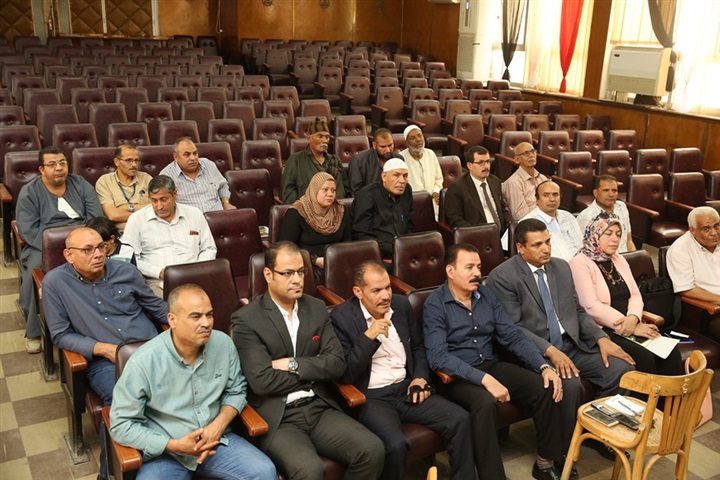 شاهد.. محافظ كفر الشيخ يناقش 20 شكوى في اللقاء الأسبوعي 