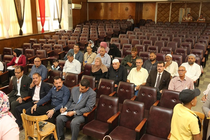 شاهد.. محافظ كفر الشيخ يناقش 20 شكوى في اللقاء الأسبوعي 