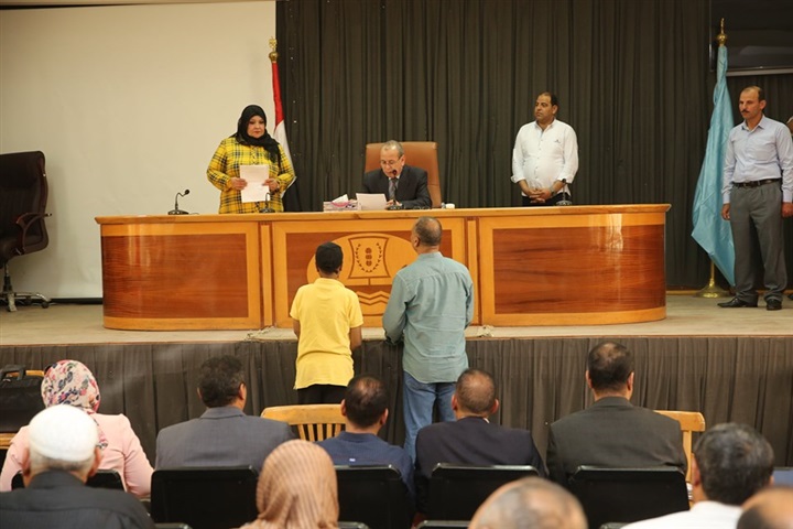 شاهد.. محافظ كفر الشيخ يناقش 20 شكوى في اللقاء الأسبوعي 