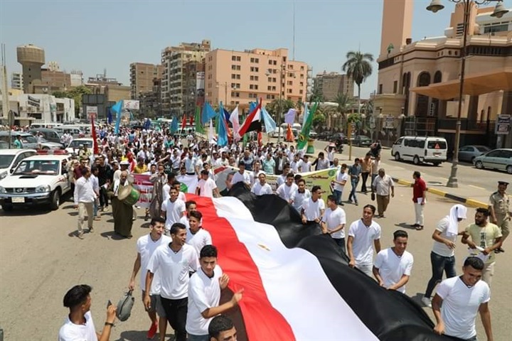 بالصور: محافظ المنوفية يتقدم المسيرة الشبابية إحتفالاً بالعيد القومى للمحافظة