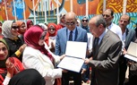 محافظ كفر الشيخ يكرم عميدة كلية التربية النوعية والمشاركين في أول جدارية تجسد طبيعة المحافظة 
