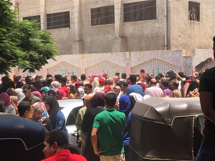 بالصور..طلاب الثانوية العامة بكفر الشيخ:"الفيزياء" طويلة و"التاريخ" بشرة خير