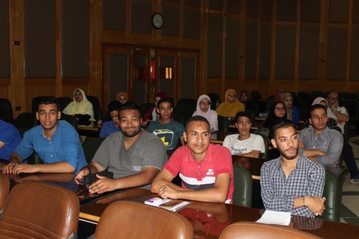 "غريب" يطلق أولى فعاليات المعسكر الطلابي لإعداد القادة بجامعة أسيوط 