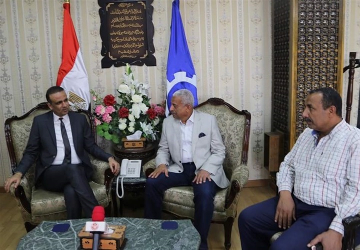 محافظ السويس يستقبل رئيس الاتحاد التونسي لكرة القدم 