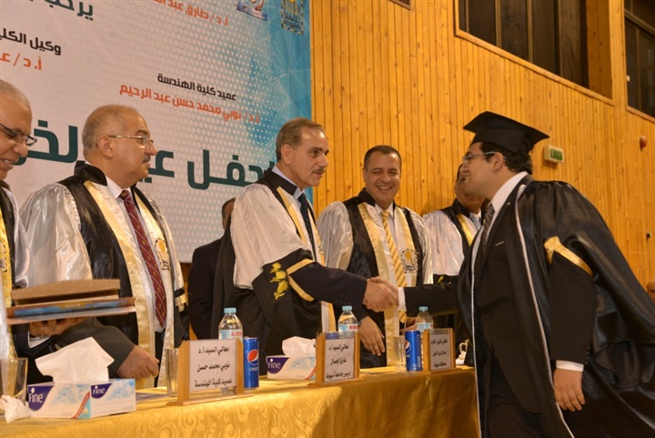 محافظ أسيوط يشيد بخريجي الجامعة المتميزين فى شتى التخصصات وأنهم أساس المستقبل ونهضته