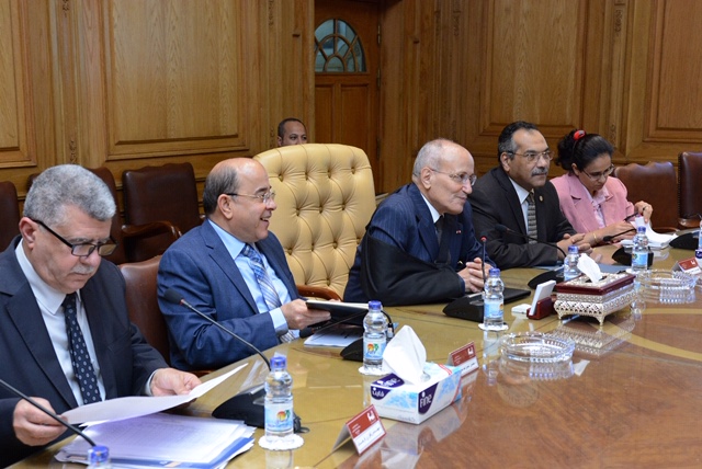 "العصار" ومحافظ أسوان يناقشان المشروعات الجارى تنفيذها لتطوير المحافظة