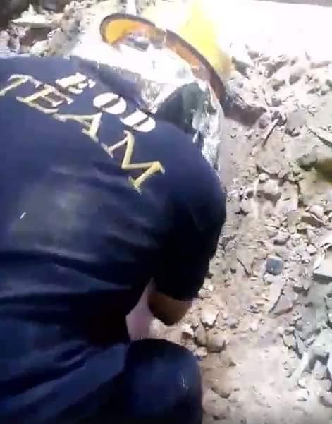 بالصور.. قوات الحماية المدنية تنجح فى إنقاذ عامل بمطعم من تحت الأنقاض بالإسكندرية