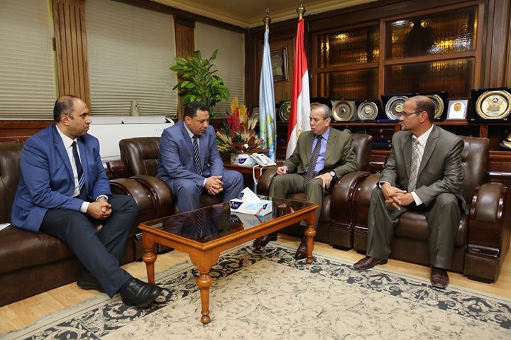 بالصور.. محافظ كفر الشيخ يناقش خطة تطوير معهد الكبد  
