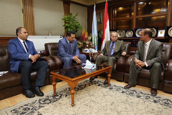 بالصور.. محافظ كفر الشيخ يناقش خطة تطوير معهد الكبد  