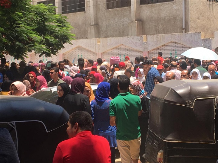 طلاب الثانوية بكفر الشيخ: "الكيمياء" تفاعلت مع حرارة الصيف وأطاحت بأحلامنا للالتحاق بكليات القمة و"الجغرافيا" سهلة
