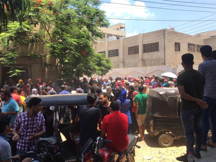 طلاب الثانوية بكفر الشيخ: "الكيمياء" تفاعلت مع حرارة الصيف وأطاحت بأحلامنا للالتحاق بكليات القمة و"الجغرافيا" سهلة