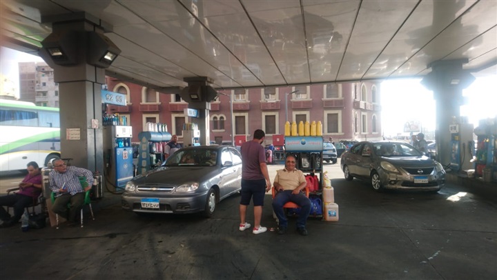 بالصور.. تموين الإسكندرية تنفى شائعة نقص الوقود 
