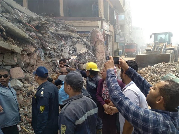 بالصور.. مصرع شخص وإصابة آخرين في إنهيار عقار بإمبابة