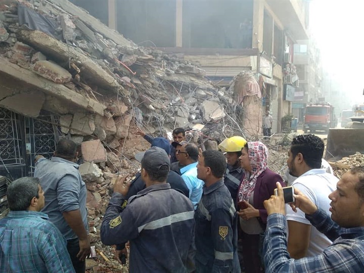 بالصور.. مصرع شخص وإصابة آخرين في إنهيار عقار بإمبابة