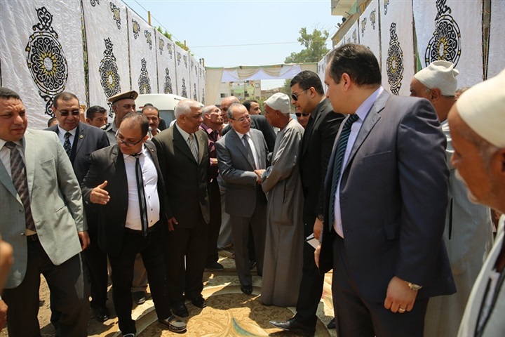 بالصور.. في ذكري ثورة 30 يونيو.. أهالى سنهور المدينة يستقبلون محافظ كفرالشيخ بالورود وهتافات تحيا مصر