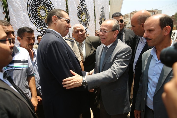 بالصور.. في ذكري ثورة 30 يونيو.. أهالى سنهور المدينة يستقبلون محافظ كفرالشيخ بالورود وهتافات تحيا مصر