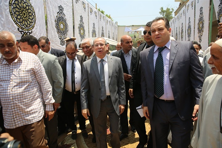 بالصور.. في ذكري ثورة 30 يونيو.. أهالى سنهور المدينة يستقبلون محافظ كفرالشيخ بالورود وهتافات تحيا مصر