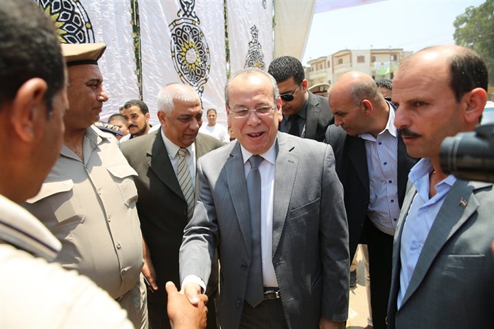بالصور.. في ذكري ثورة 30 يونيو.. أهالى سنهور المدينة يستقبلون محافظ كفرالشيخ بالورود وهتافات تحيا مصر