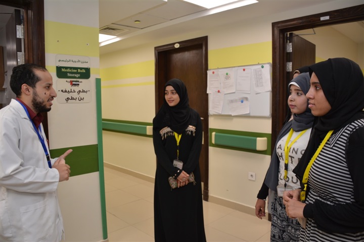 وفد إتحاد طلاب كليات البنات بجامعة الأزهر يجمعون تبرع لدعم مرضي السرطان ويتبرعون بالدم خلال زيارتهم لمستشفي شفاء الأورمان لعلاج الأورام بالأقصر