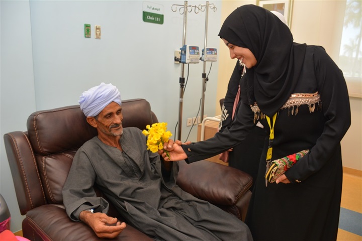 وفد إتحاد طلاب كليات البنات بجامعة الأزهر يجمعون تبرع لدعم مرضي السرطان ويتبرعون بالدم خلال زيارتهم لمستشفي شفاء الأورمان لعلاج الأورام بالأقصر