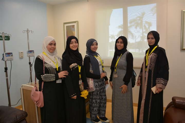 وفد إتحاد طلاب كليات البنات بجامعة الأزهر يجمعون تبرع لدعم مرضي السرطان ويتبرعون بالدم خلال زيارتهم لمستشفي شفاء الأورمان لعلاج الأورام بالأقصر