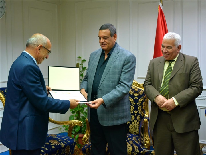 بالصور.. محافظ البحيرة يكرم أوائل الدبلومات الفنية على مستوى الجمهورية من أبناء المحافظة ويمنحهم شهادات تقدير