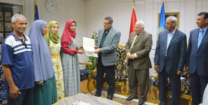 بالصور.. محافظ البحيرة يكرم أوائل الدبلومات الفنية على مستوى الجمهورية من أبناء المحافظة ويمنحهم شهادات تقدير