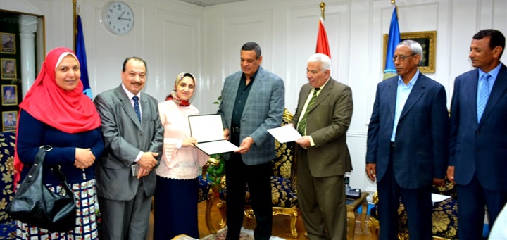 بالصور.. محافظ البحيرة يكرم أوائل الدبلومات الفنية على مستوى الجمهورية من أبناء المحافظة ويمنحهم شهادات تقدير