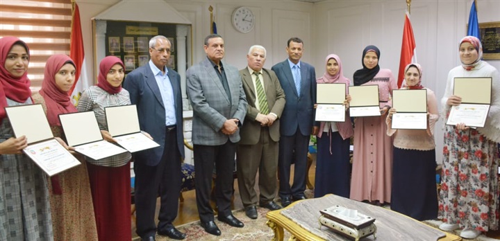بالصور.. محافظ البحيرة يكرم أوائل الدبلومات الفنية على مستوى الجمهورية من أبناء المحافظة ويمنحهم شهادات تقدير