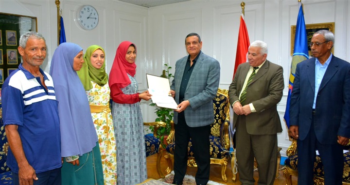 بالصور.. محافظ البحيرة يكرم أوائل الدبلومات الفنية على مستوى الجمهورية من أبناء المحافظة ويمنحهم شهادات تقدير