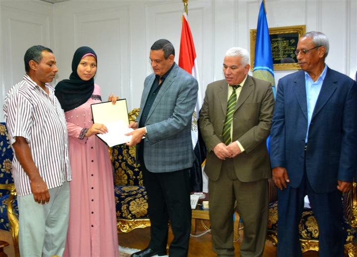 بالصور.. محافظ البحيرة يكرم أوائل الدبلومات الفنية على مستوى الجمهورية من أبناء المحافظة ويمنحهم شهادات تقدير