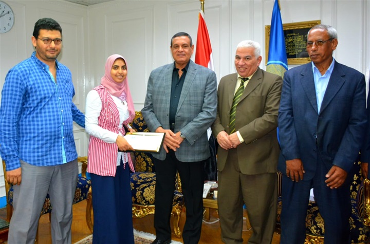 بالصور.. محافظ البحيرة يكرم أوائل الدبلومات الفنية على مستوى الجمهورية من أبناء المحافظة ويمنحهم شهادات تقدير