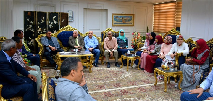 بالصور.. محافظ البحيرة يكرم أوائل الدبلومات الفنية على مستوى الجمهورية من أبناء المحافظة ويمنحهم شهادات تقدير