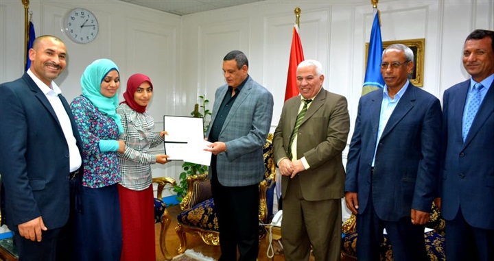 بالصور.. محافظ البحيرة يكرم أوائل الدبلومات الفنية على مستوى الجمهورية من أبناء المحافظة ويمنحهم شهادات تقدير