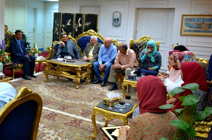 بالصور.. محافظ البحيرة يكرم أوائل الدبلومات الفنية على مستوى الجمهورية من أبناء المحافظة ويمنحهم شهادات تقدير