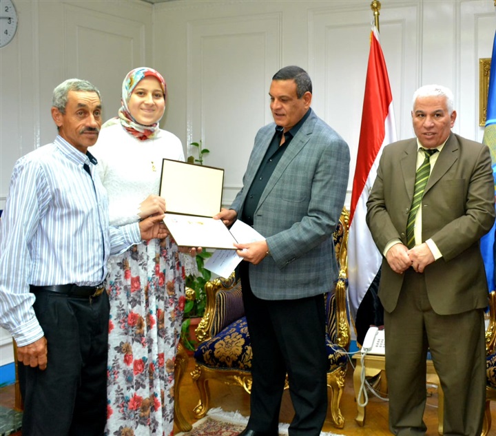 بالصور.. محافظ البحيرة يكرم أوائل الدبلومات الفنية على مستوى الجمهورية من أبناء المحافظة ويمنحهم شهادات تقدير