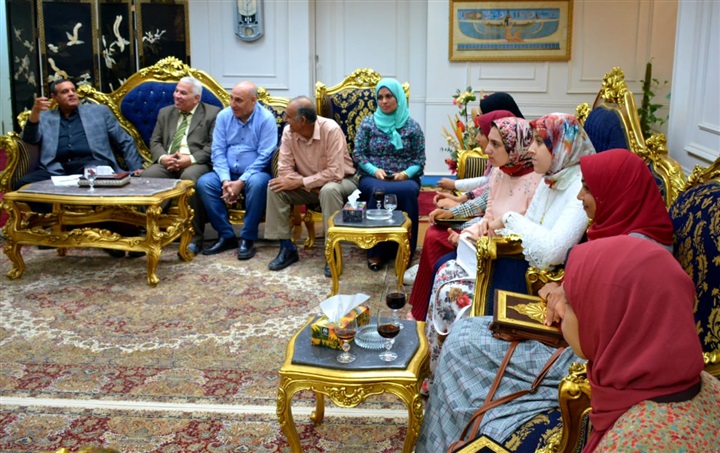 بالصور.. محافظ البحيرة يكرم أوائل الدبلومات الفنية على مستوى الجمهورية من أبناء المحافظة ويمنحهم شهادات تقدير
