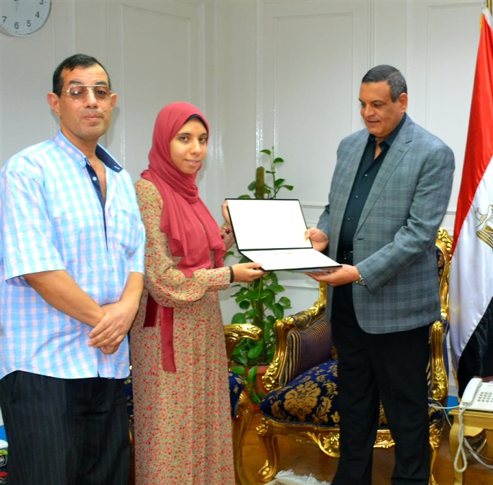 بالصور.. محافظ البحيرة يكرم أوائل الدبلومات الفنية على مستوى الجمهورية من أبناء المحافظة ويمنحهم شهادات تقدير