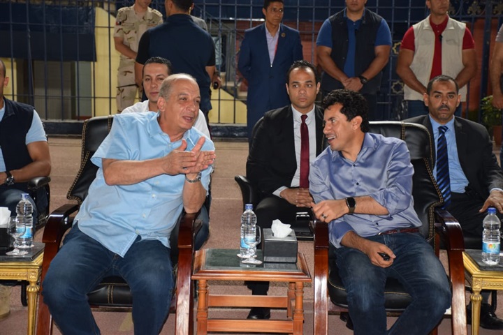 وزير الدفاع ووزير الشباب والرياضة يتابعان مران المنتخب 