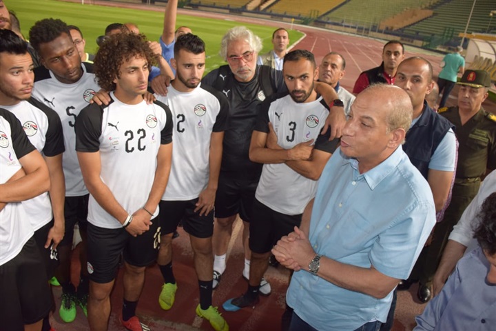 وزير الدفاع ووزير الشباب والرياضة يتابعان مران المنتخب 