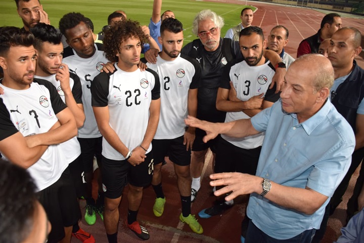 وزير الدفاع ووزير الشباب والرياضة يتابعان مران المنتخب 