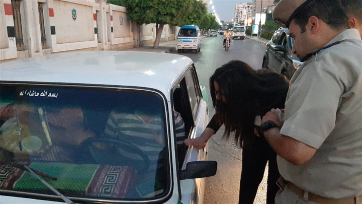 محافظ البحيرة يتفقد مجمع مواقف دمنهور لمتابعة أعمال وضع التعريفة الجديدة
