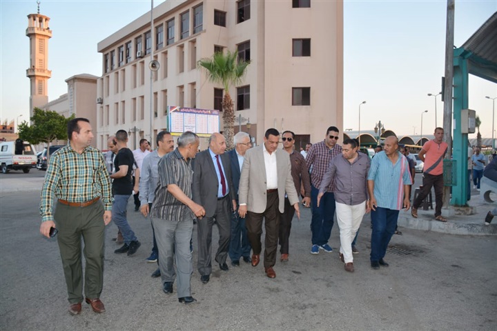 محافظ البحيرة يتفقد مجمع مواقف دمنهور لمتابعة أعمال وضع التعريفة الجديدة