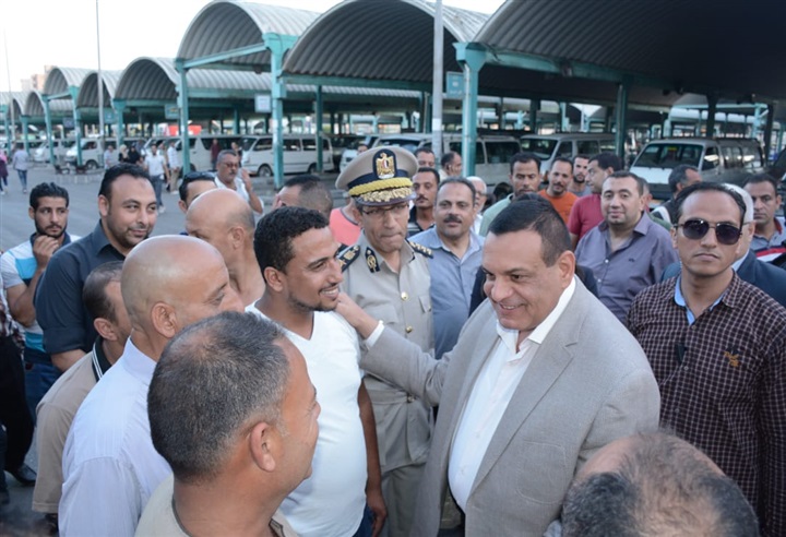 محافظ البحيرة يتفقد مجمع مواقف دمنهور لمتابعة أعمال وضع التعريفة الجديدة